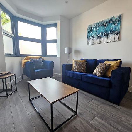 Spacious 4Br House, London, Sleeps 9, Parking Available 외부 사진