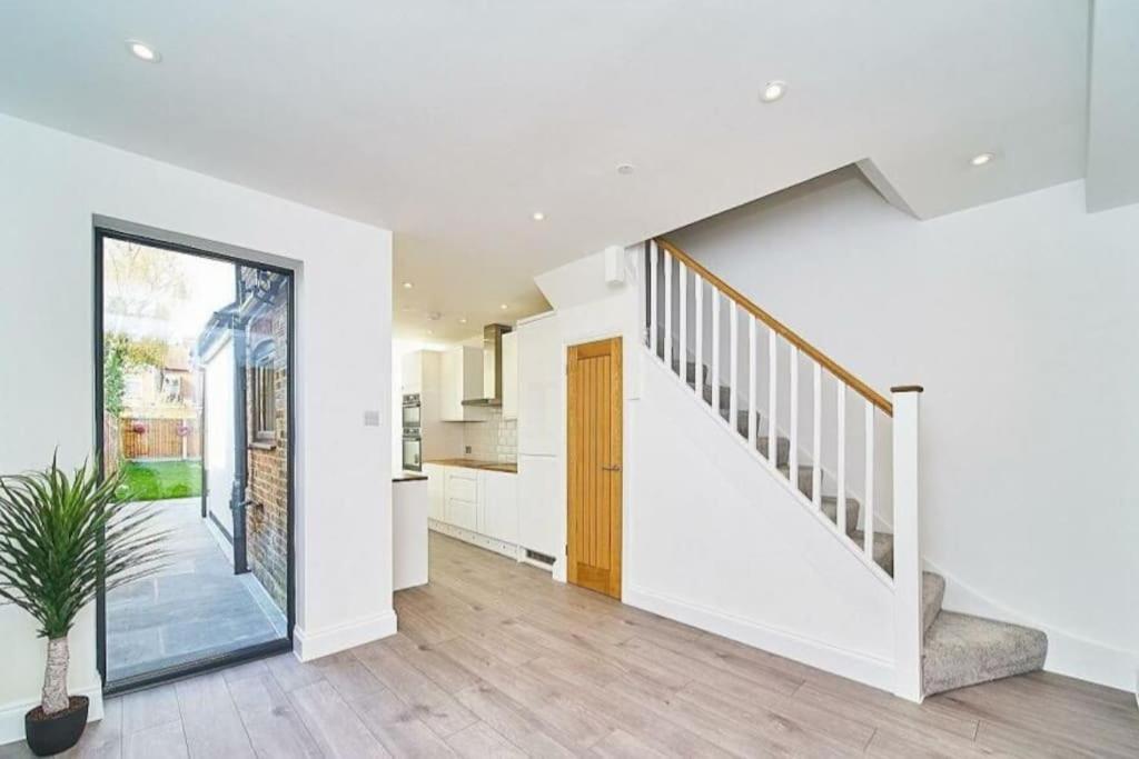 Spacious 4Br House, London, Sleeps 9, Parking Available 외부 사진