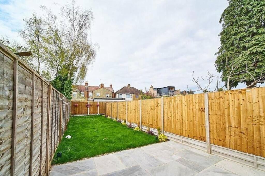 Spacious 4Br House, London, Sleeps 9, Parking Available 외부 사진