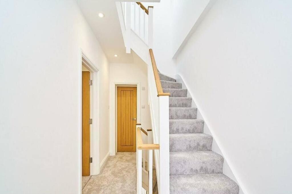 Spacious 4Br House, London, Sleeps 9, Parking Available 외부 사진