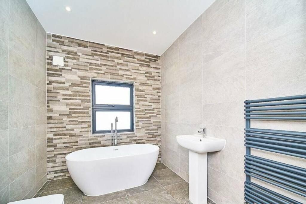 Spacious 4Br House, London, Sleeps 9, Parking Available 외부 사진