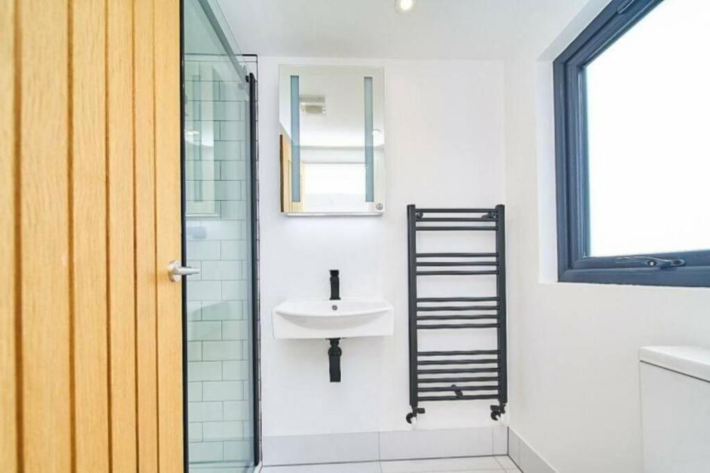 Spacious 4Br House, London, Sleeps 9, Parking Available 외부 사진