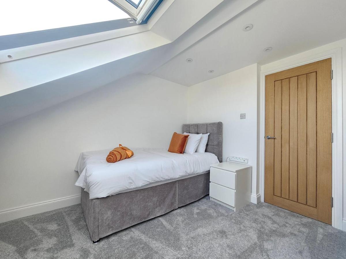 Spacious 4Br House, London, Sleeps 9, Parking Available 외부 사진