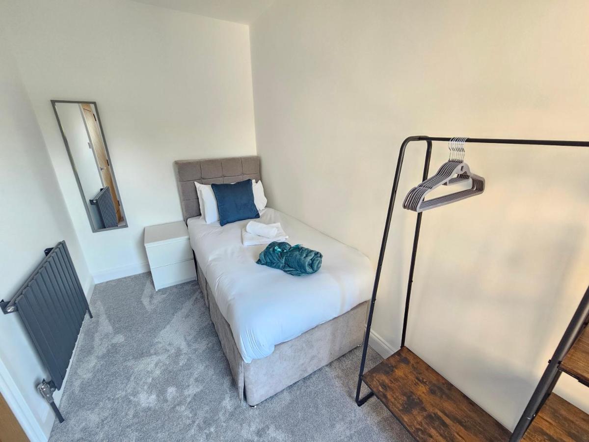 Spacious 4Br House, London, Sleeps 9, Parking Available 외부 사진