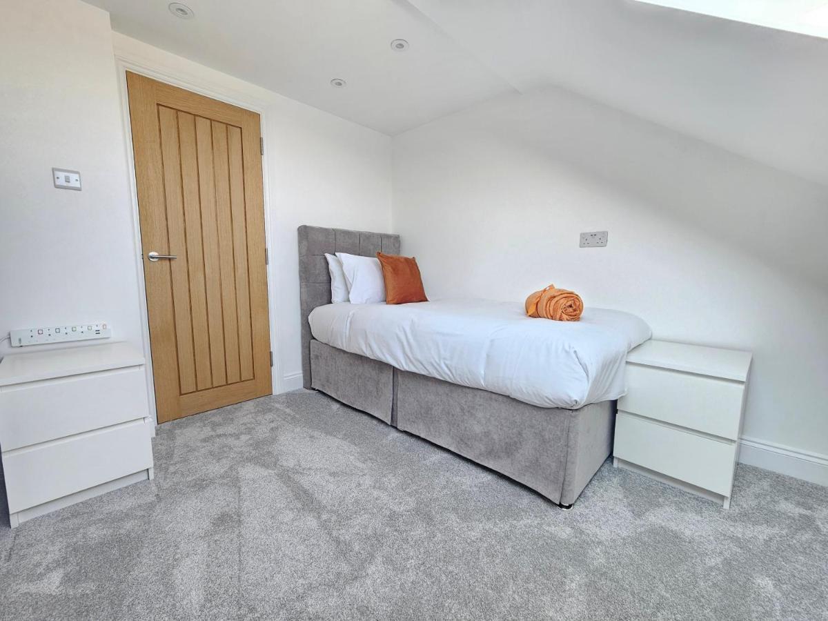 Spacious 4Br House, London, Sleeps 9, Parking Available 외부 사진