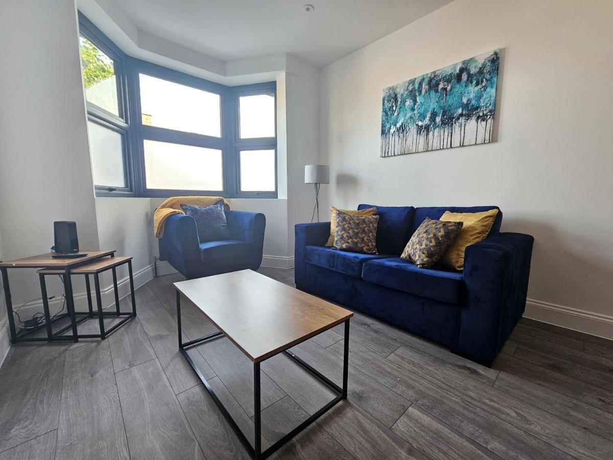 Spacious 4Br House, London, Sleeps 9, Parking Available 외부 사진