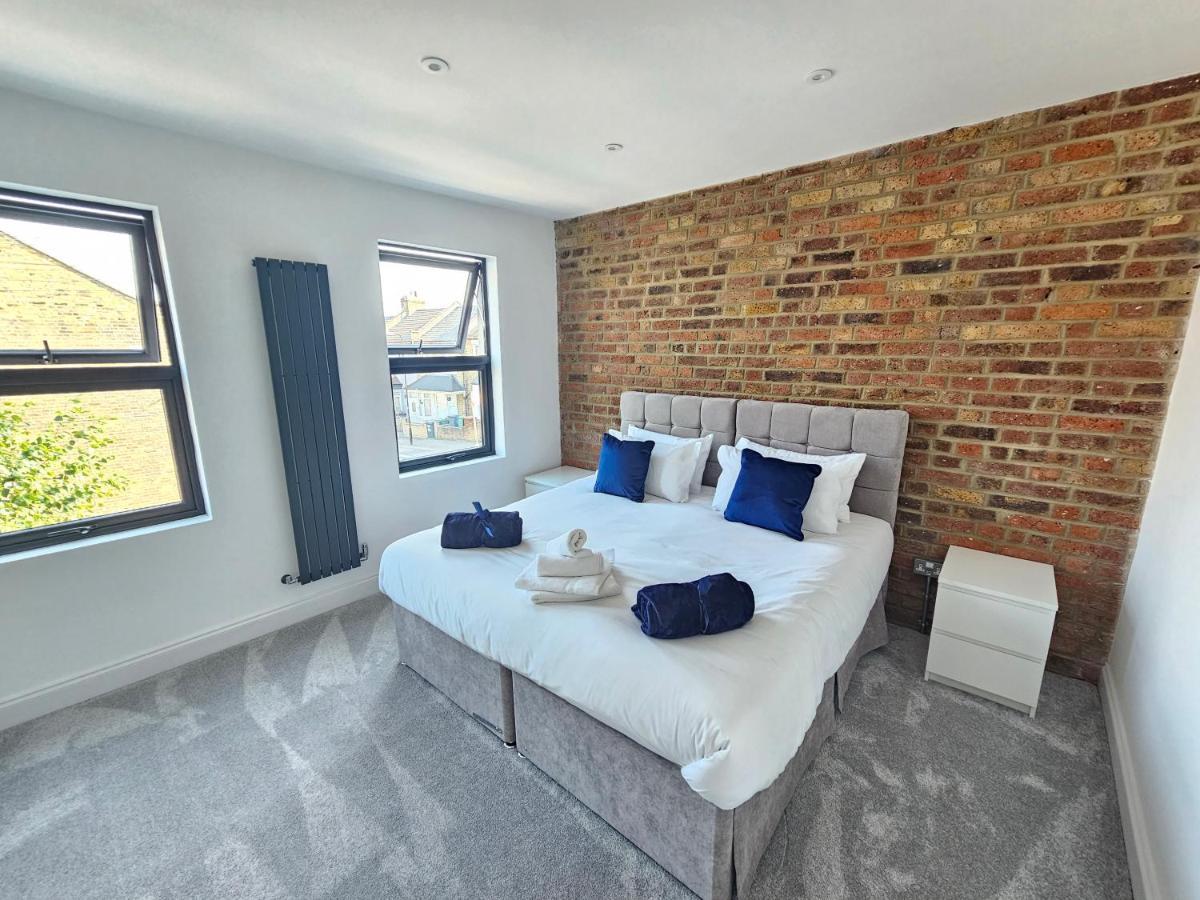 Spacious 4Br House, London, Sleeps 9, Parking Available 외부 사진