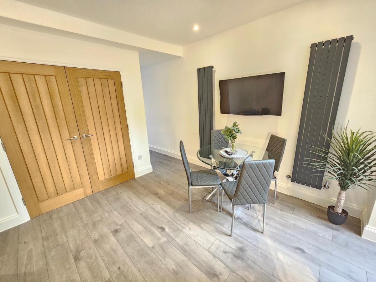 Spacious 4Br House, London, Sleeps 9, Parking Available 외부 사진